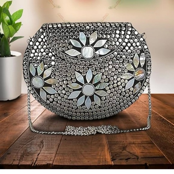 Silver clutch with mother of pearl flowers - Picture 4 of 6
